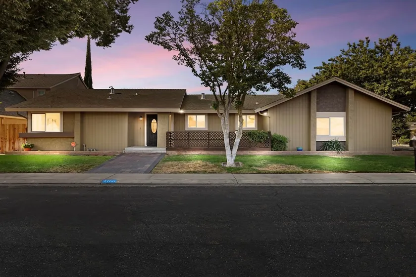 3bd/2ba Home | Foosball Table | BBQ & Fire Pit - Image 1