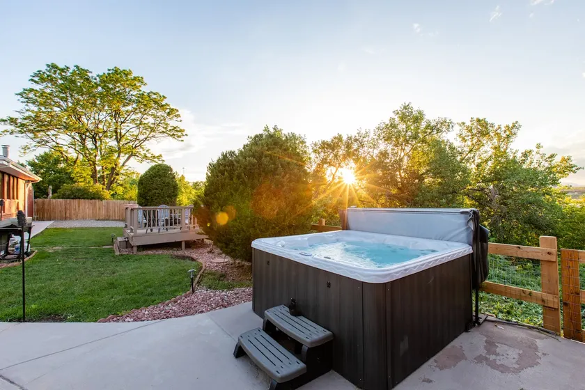 Applewood~ Spacious~ Cozy ~ Hot Tub~ Mountain View - Image 1