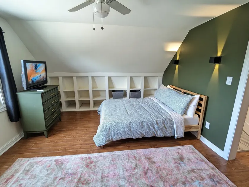 Gladstone Loft: Cozy 1-BDRM Stay | Bike Storage - Image 1