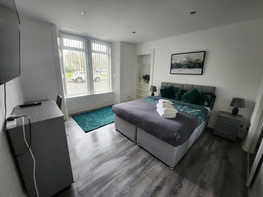Bright City Apt - King Bed - Parking & Wi-Fi - Image 1