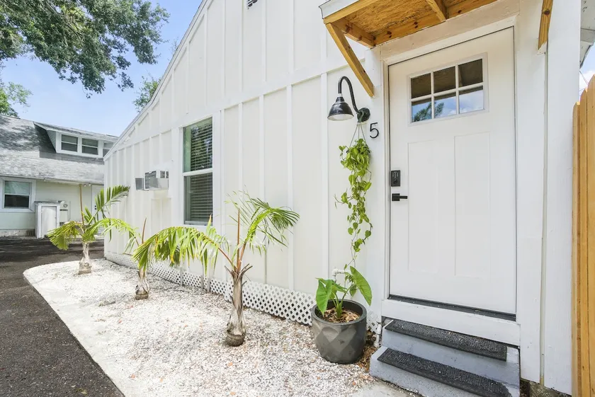 Outskirt Downtown | 400ft² | bikes | kayak|netflix - Image 1