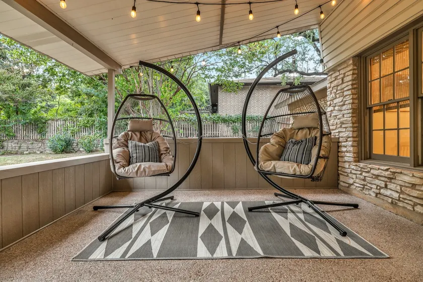 Renovated Mid-Century Home | Lg Yard | 15m to DT - Image 1