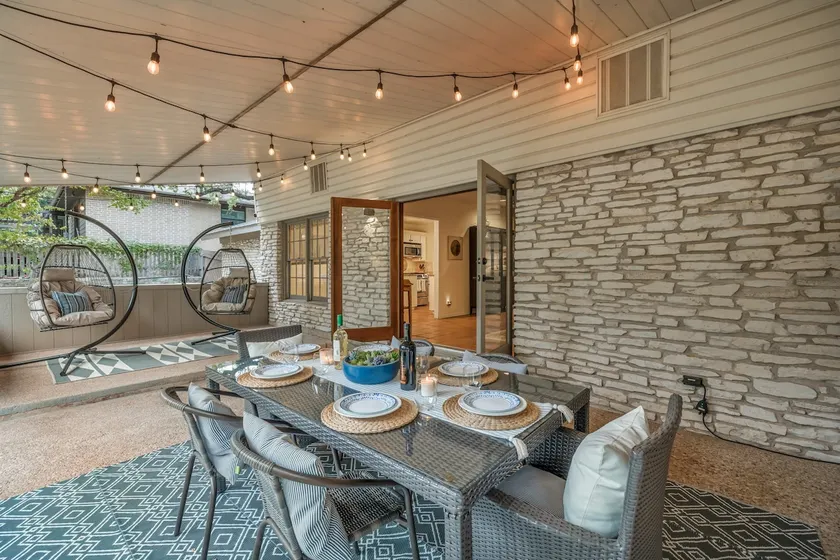 Renovated Mid-Century Home | Lg Yard | 15m to DT - Image 1