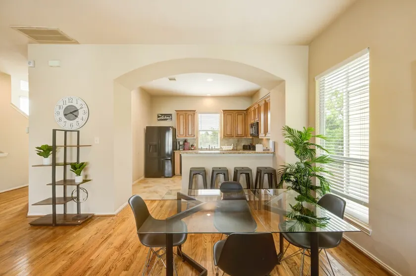3 bed 3.5 Bath King Bed-10 min Downtown & Airport - Image 1