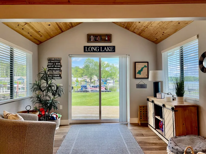 ”THE LAKEHOUSE” With Pontoon Boat Available - Image 1