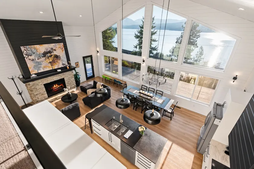 Sleeps 20 | Lake View | King Beds | Huge Home - Image 1