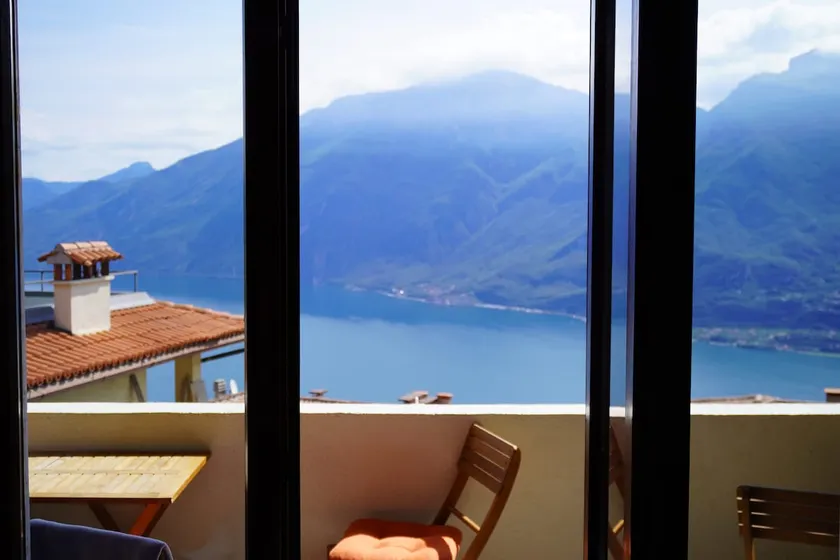 Fantastic accommodation with views over Lake Garda - Image 1