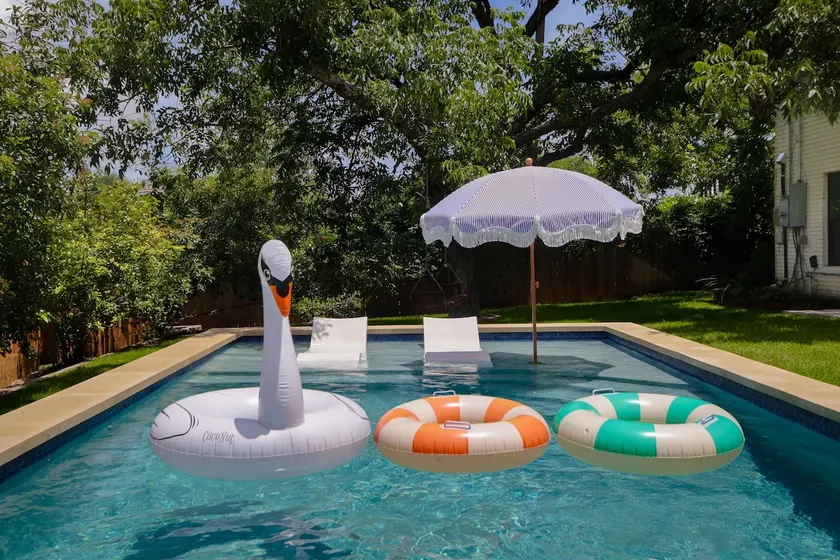 ✫Hip Haven - HUGE POOL 1 Mi from SoCo & Downtown✫ - Image 1