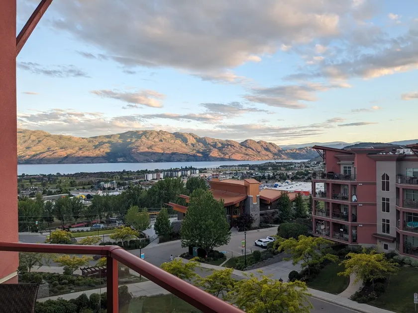 Top Floor apartment w/ Views + Hot Tub, Sauna & Pool - Image 1