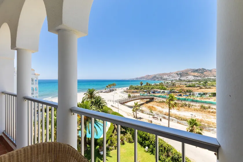 Front Line til stranden med fantastisk udsigt, pool & haver. A / C & GRATIS wifi - Image 1