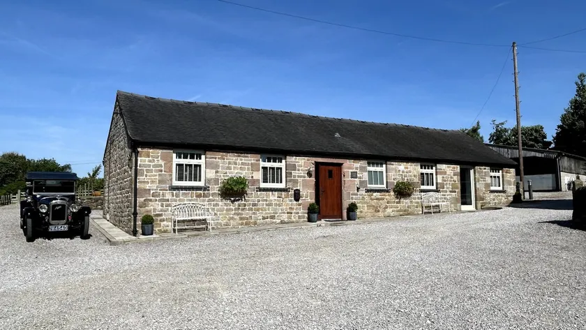 Stylish 2 Bed Near Alton Towers, Polar Bears, Peak District - Image 1