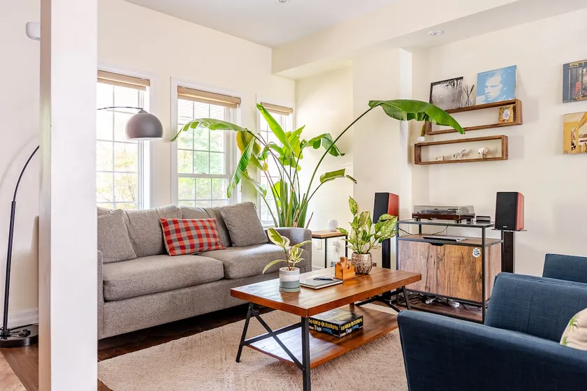4 BR, 3BA Modern Toronto Home | Espresso - Image 1