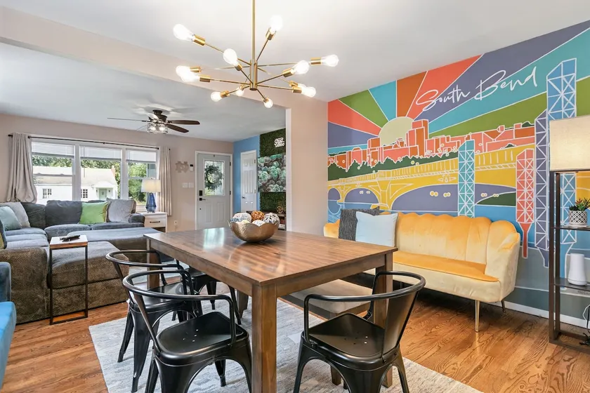Large, Cozy, Theatre, Pool, Walk to ND Restaurants - Image 1