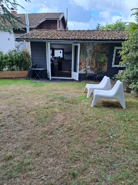 Chalet with fenced garden 200 m2 - Image 1