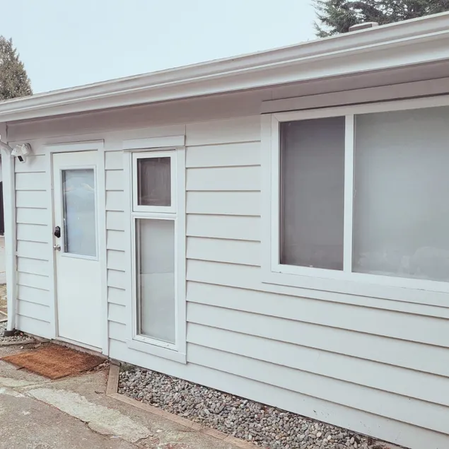 Private North Van Cottage - Sleeps 4 Comfortably - Image 1