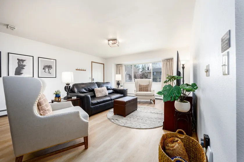 Cozy modern 2BR w/ workspace near Main St - Image 1