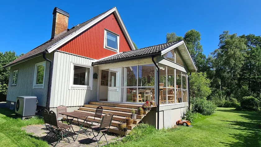 Vacation home in Småland in the village of Bolmen, near the lake - Image 1