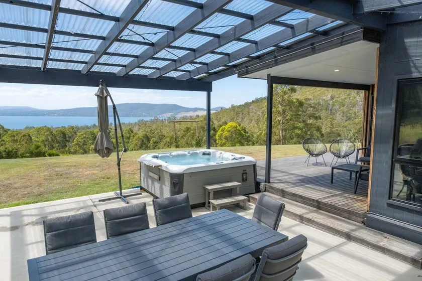 Ocean views, spacious & private, hot hub - Image 1
