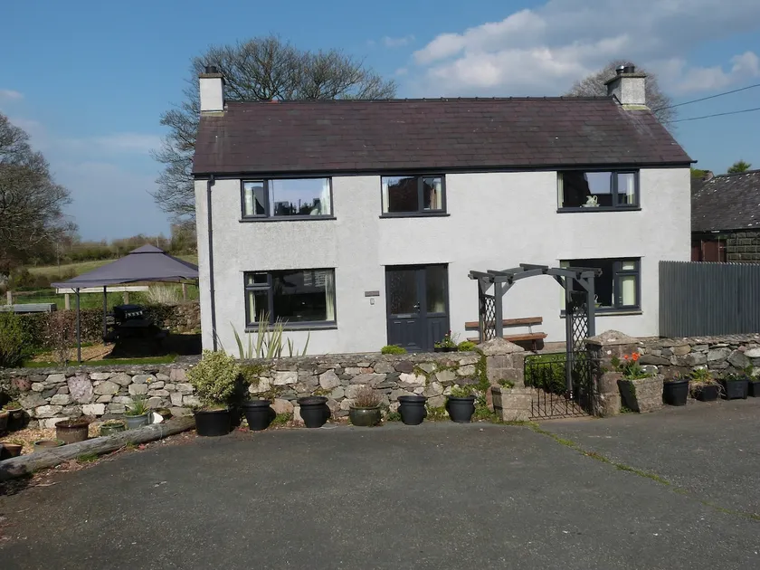 Spacious 3 bedroom farmhouse - Image 1