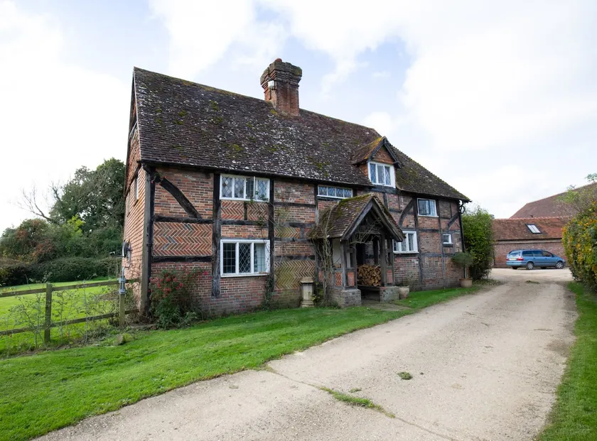 Grade 2 Listed Rural Farmhouse Idyllic retreat - Image 1