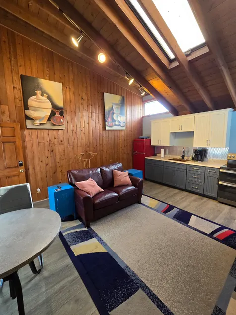 Cheerful 1 bdr apt with full kitchen & private bdr - Image 1