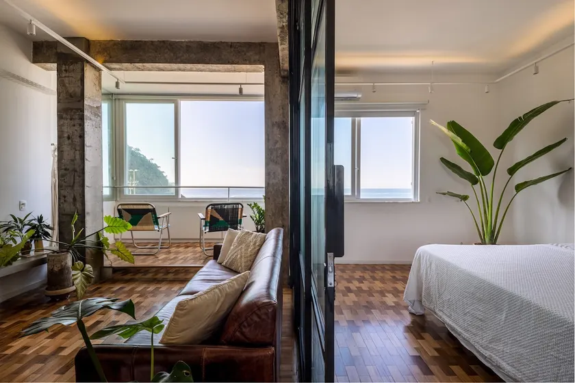Beachfront Designer Flat with Stunning Ocean Views - Image 1