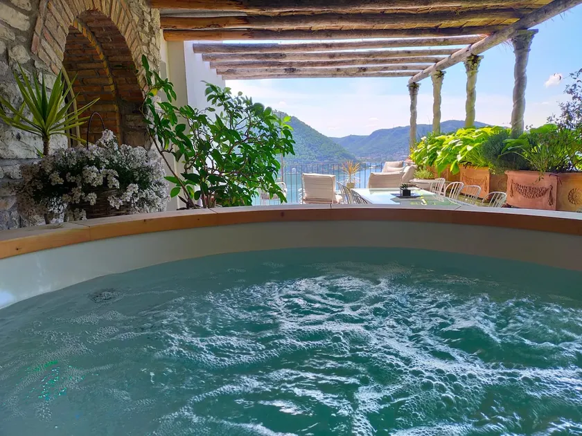 Il Monsignore - Finnish WoodenJacuzzi and Stunning Lake Views - Image 1