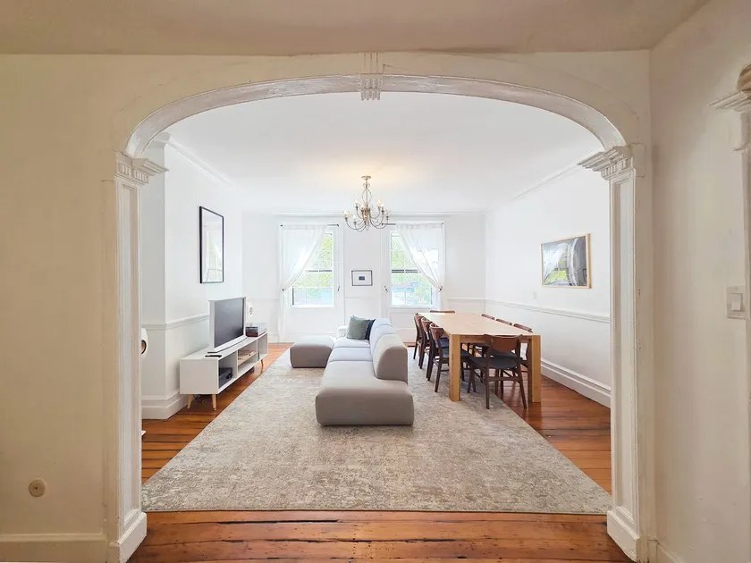 Charming Townhouse in Historic District - Image 1