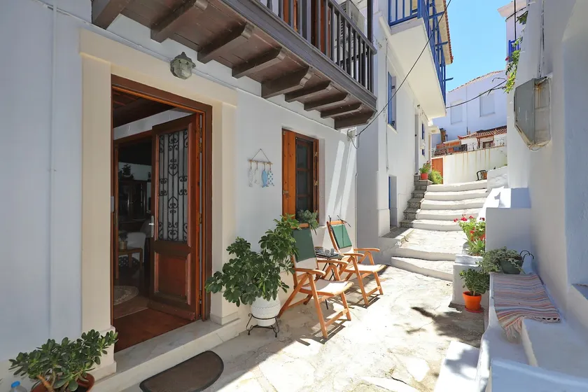 Magdalini's House in Skopelos Town - Image 1