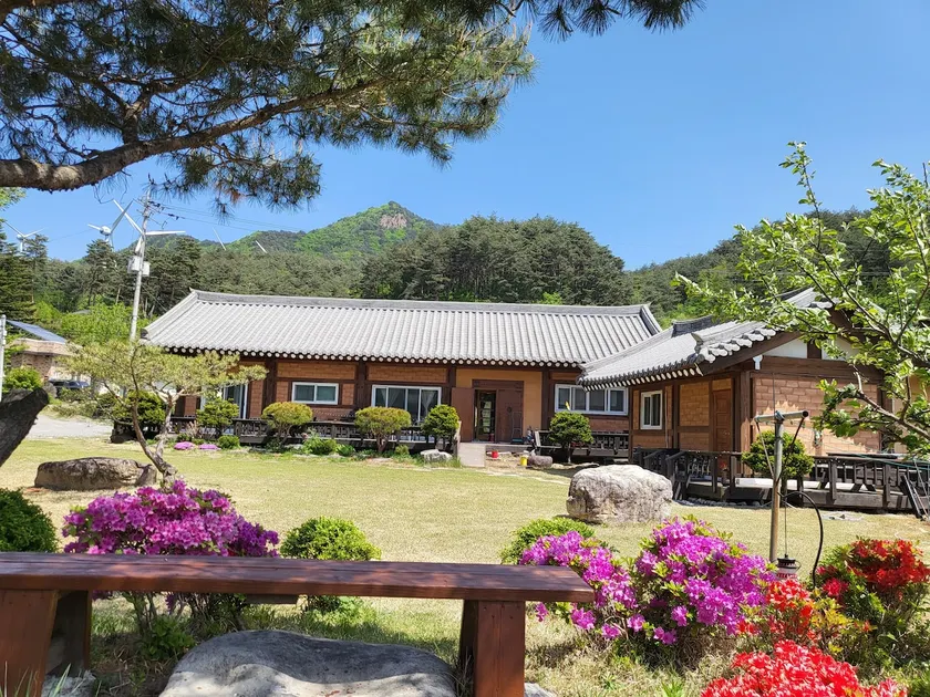 Baekdam Hanok (Annex 1) Seoraksan Baekdam Valley. Baekdamsa Autumn Foliage Trekking. Fresh Air. Starry Night. Inje Oak Forest - Image 1