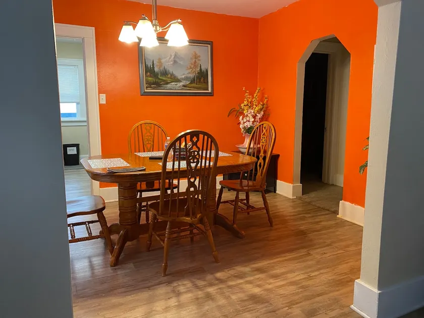 Fully fenced back yard-2bedroom-wi-fi-free parking - Image 1