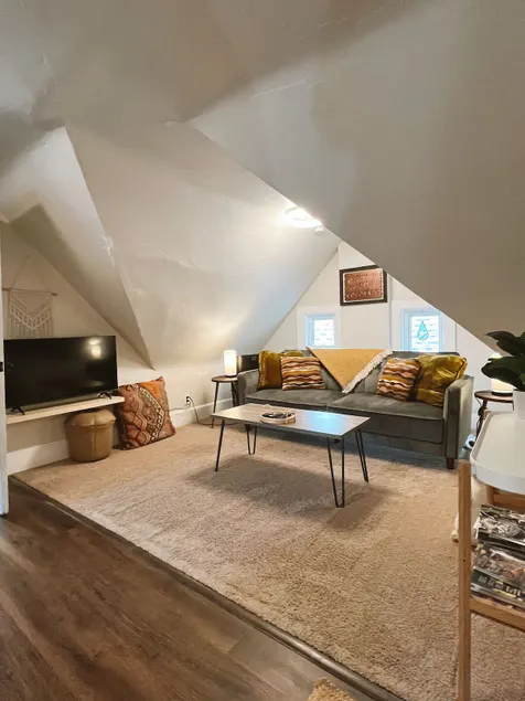 Cozy Suite, Centrally Located - Image 1