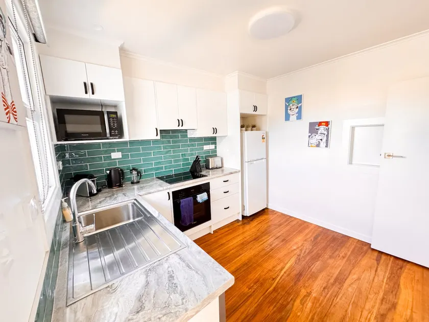 CBD Unit 1 * 2 bedroom apartment - Image 1