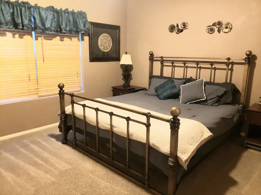 Comfy Cozy 2 bedrooms 1 ba, 70” & 40” TV, & Grill - Image 1