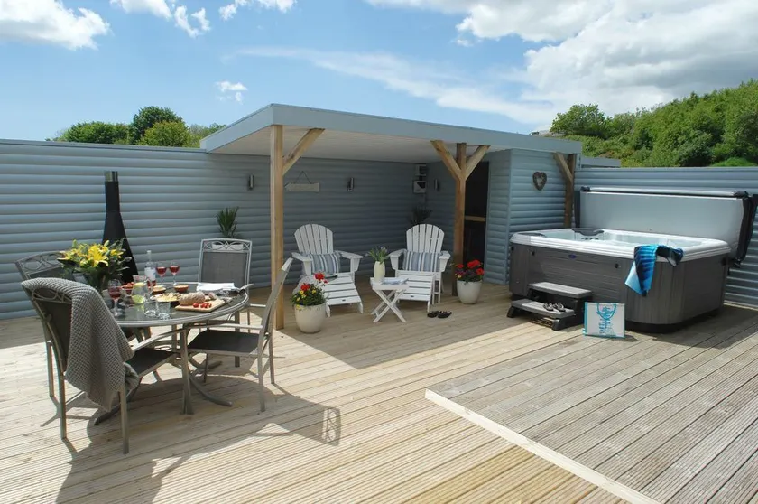 SandPipers Luxury hot tub lodge with 2 ensuites a private Sauna & BBQ terrace - Image 1