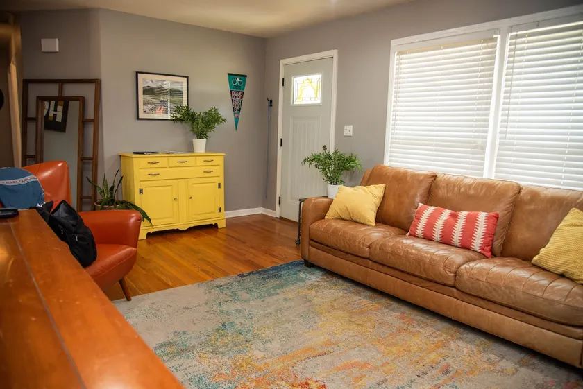 Cozy Ranch/Walk to DwtnLS - Image 1