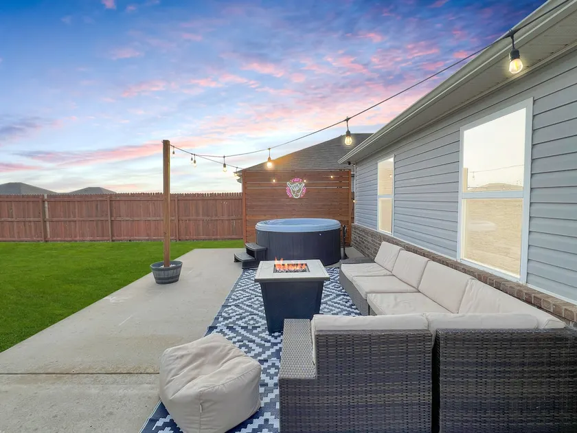 5 min to Rose | Hot Tub~Playset~KING Bed~4bd/2ba - Image 1