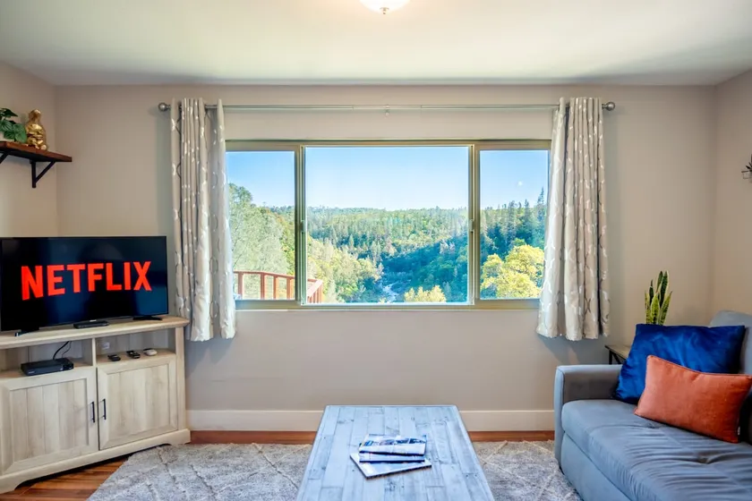 River View Guesthouse | King Bed + Fast WiFi - Image 1