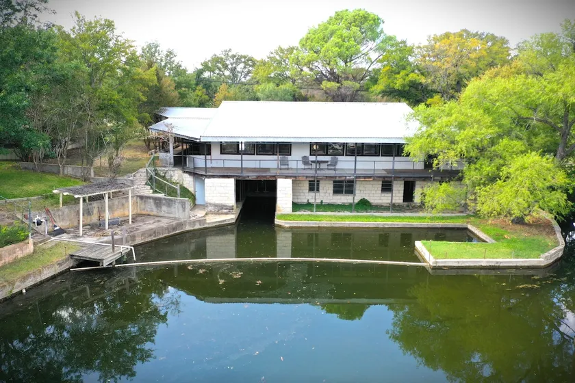 WOW*Family-Friendly*Lakefront*Huge Deck*Comfy Beds - Image 1
