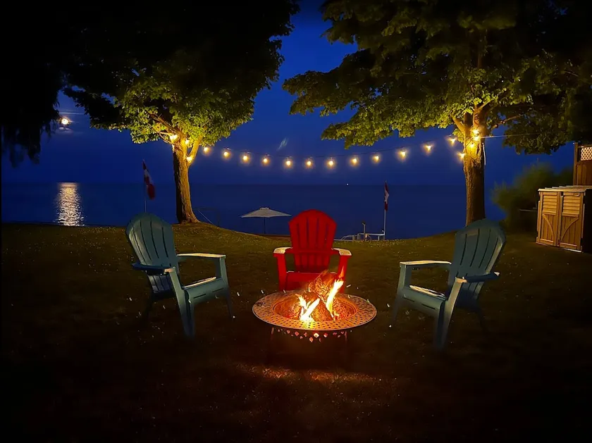 Beautiful Lakefront Cottage Stunning Views - Image 1