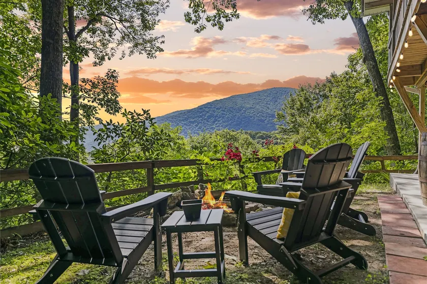Fall Mountain Escape • Hot Tub • 5 Min to Parkway - Image 1