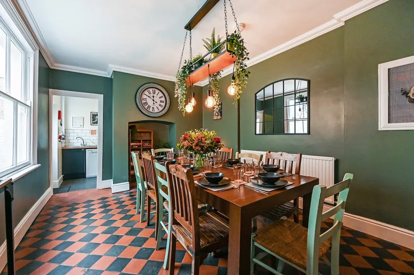 Beautiful Townhouse, great location - Pet Friendly - Image 1