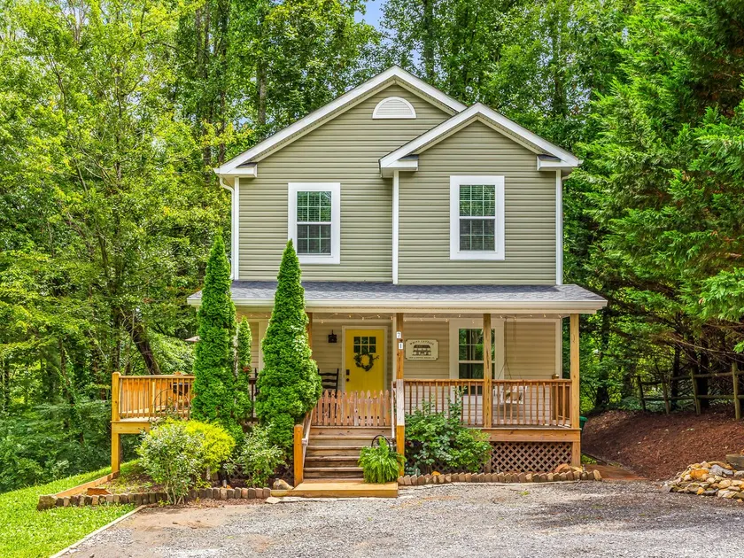 ”White Cottage Inn” Charming, Cozy & Convenient! - Image 1