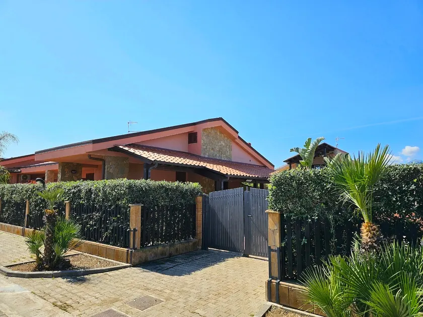 HELLE MEDITERRANE VILLA MIT TERRASSE UND GARTEN NUR 50 METER VOM MEER ENTFERN - Image 1