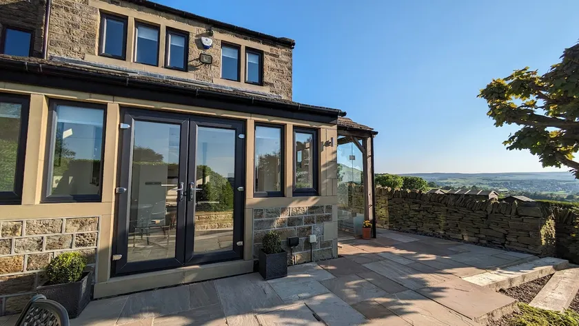 Lane End Cottage Holmfirth - Panoramic Views, Modernised with offroad parking  - Image 1