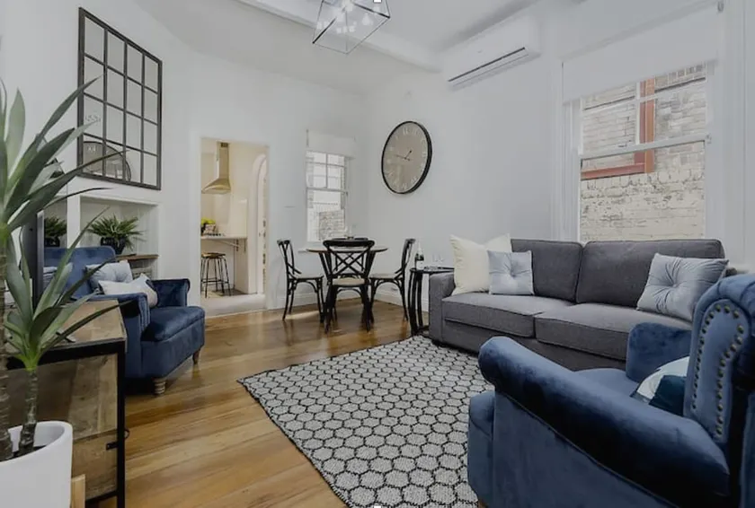 Beautiful Historic Apartment - Perfect Location - Image 1