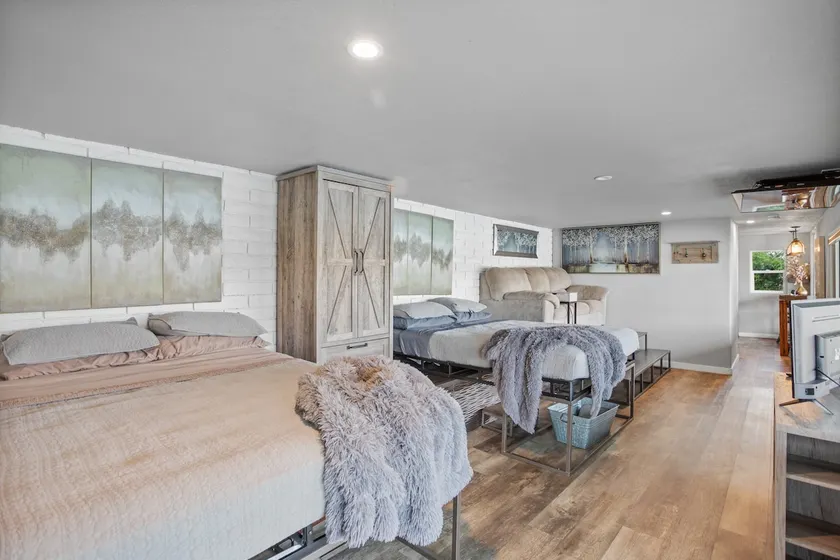 Riverside Haven | 180* Views + WiFi + BBQ - Image 1