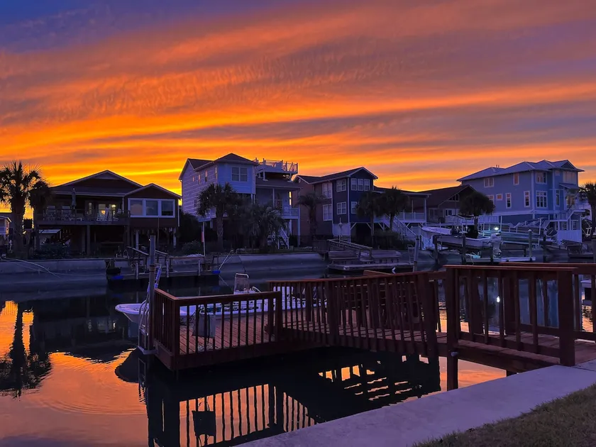 ⭐️Waterfront with dock, kayak, bikes, 4 bdrms, porch & firepit! Bring your boat! - Image 1