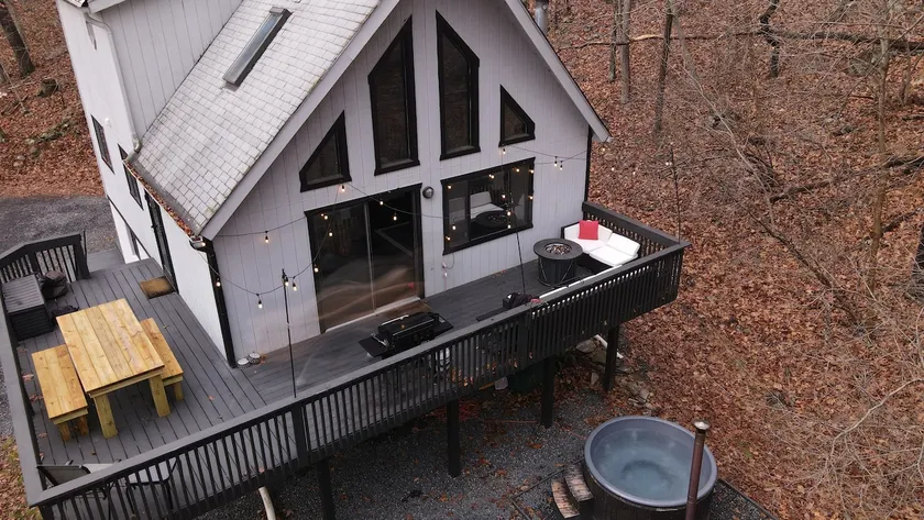 BLVCK Cabin 2 near Falls w/HotTub, Sauna & Game Room - Image 1