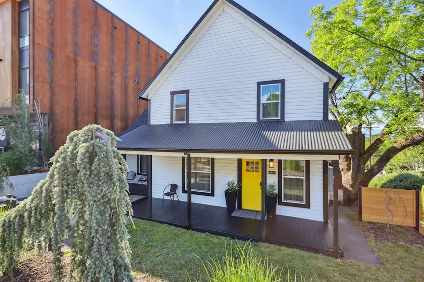 Historic farmhouse in the heart of downtown White Salmon! - Image 1
